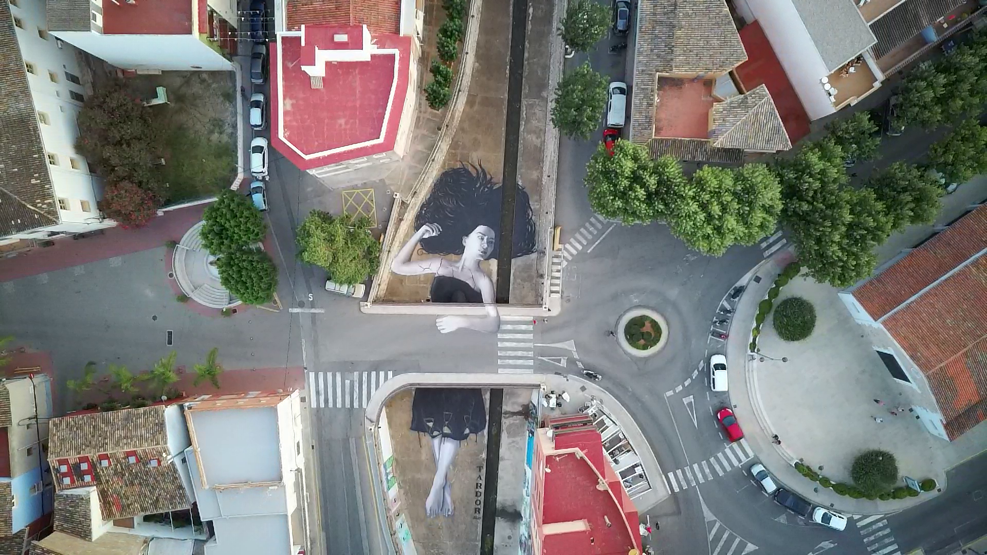 Arte urbano efímero en espacio público — mural a gran escala.