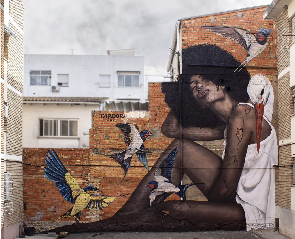 Artistic mural in l'Alcúdia de Crespins - urban art to transform spaces.