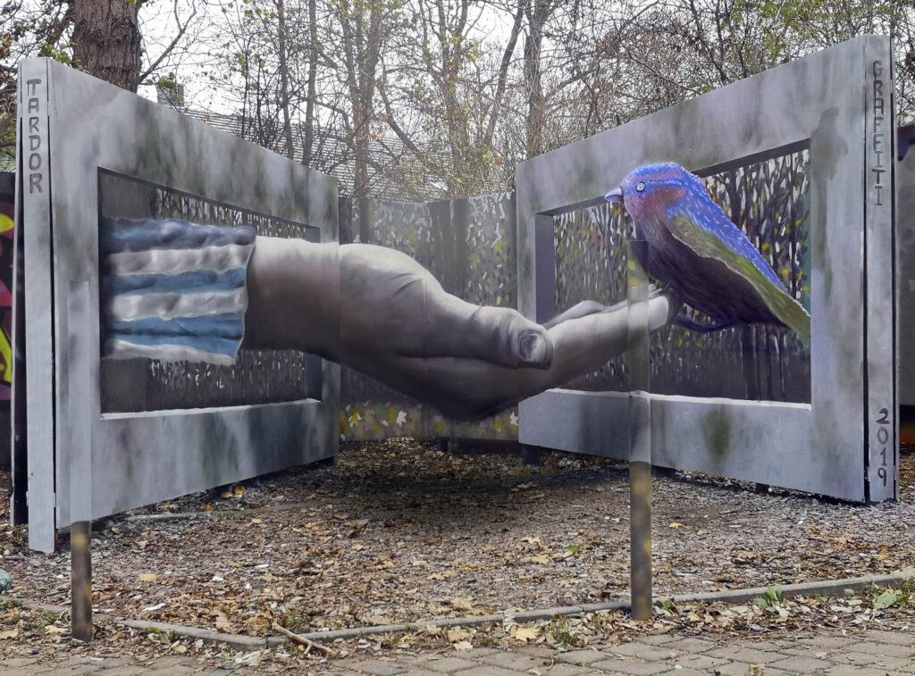 Detalle del mural urbano anamórfico en Dresde (Alemania) por Tardor — graffiti con mensaje.