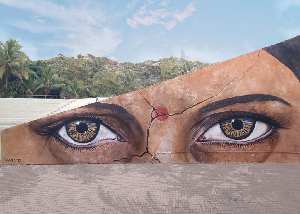 Integrated urban mural in Bombay (India) by Tardor - urban art with visual impact.