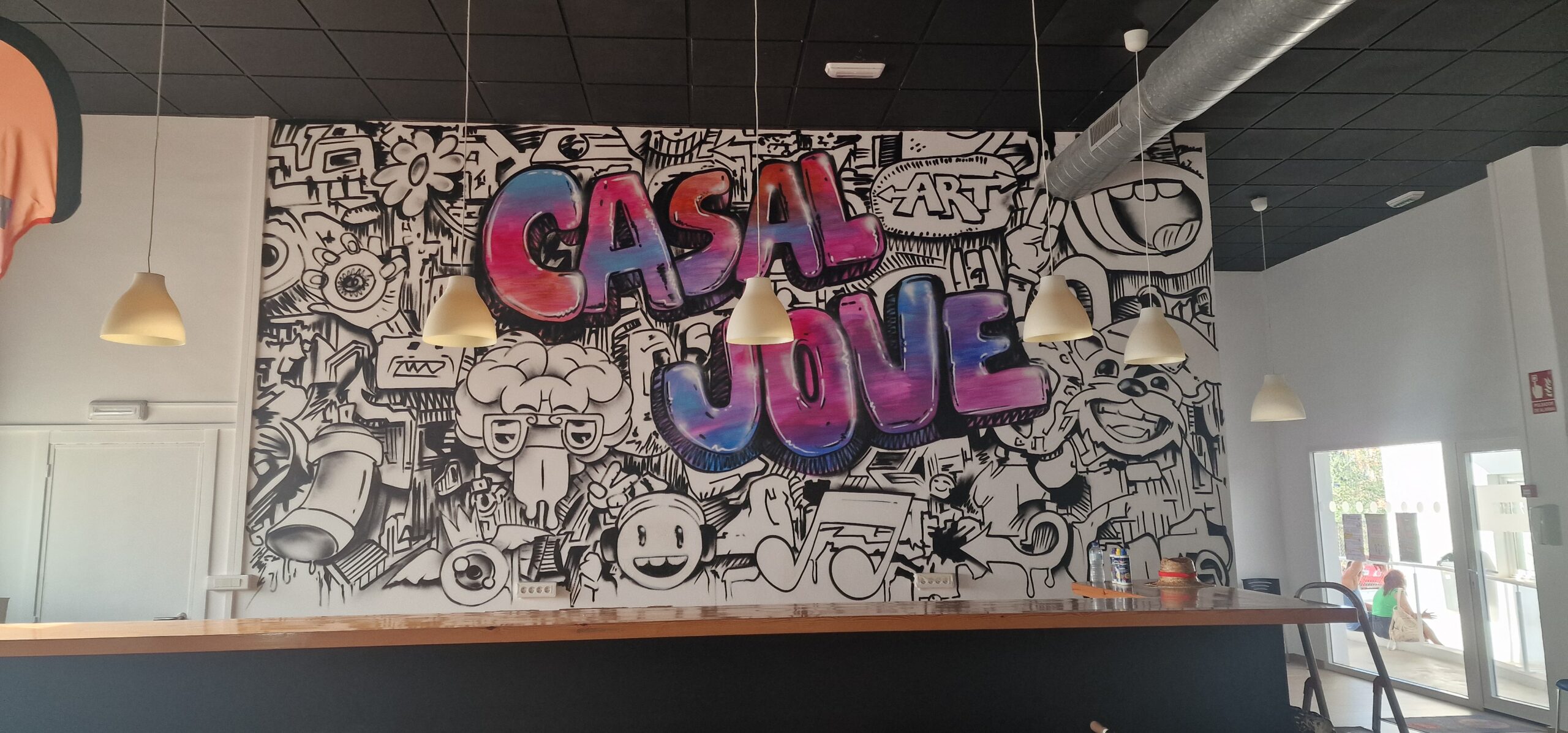 Mural urbano integrado en Casal Jove Dénia, obra mural por Tardor, espacio joven.