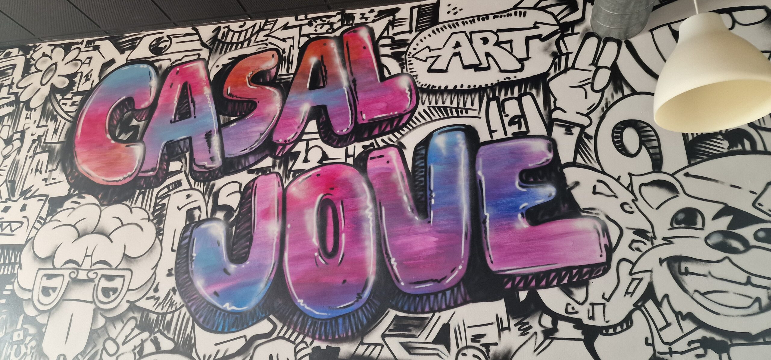 Detalle de color del mural urbano juvenil en Casal Jove Dénia, obra de Tardor.