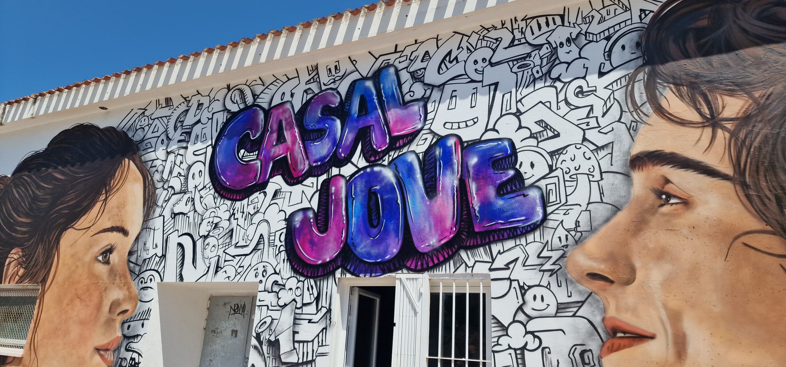 Detalle del mensaje y energía del mural urbano en Casal Jove Dénia, obra de Tardor.