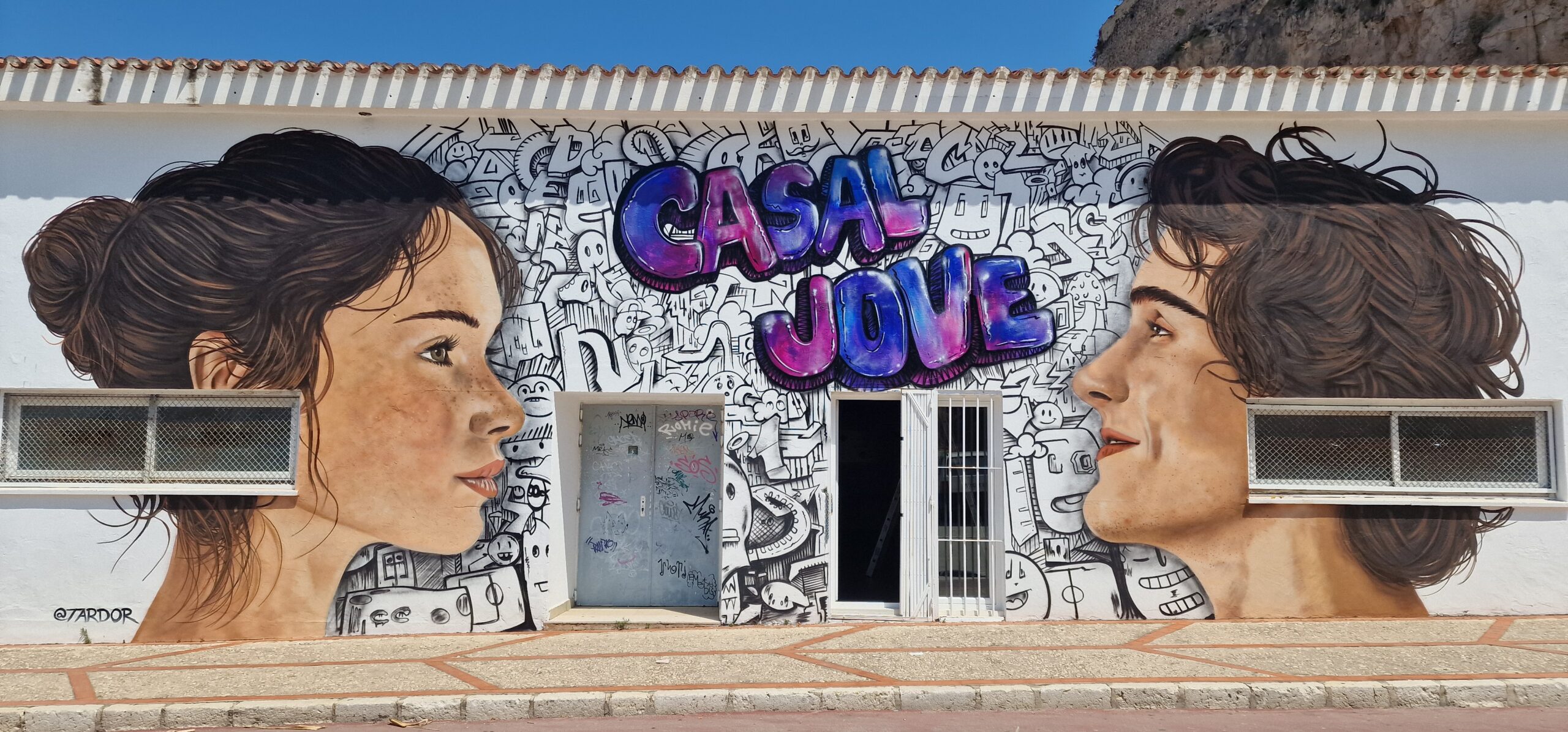 Detalle del mural y entorno en Casal Jove Dénia, graffiti artístico de Tardor.