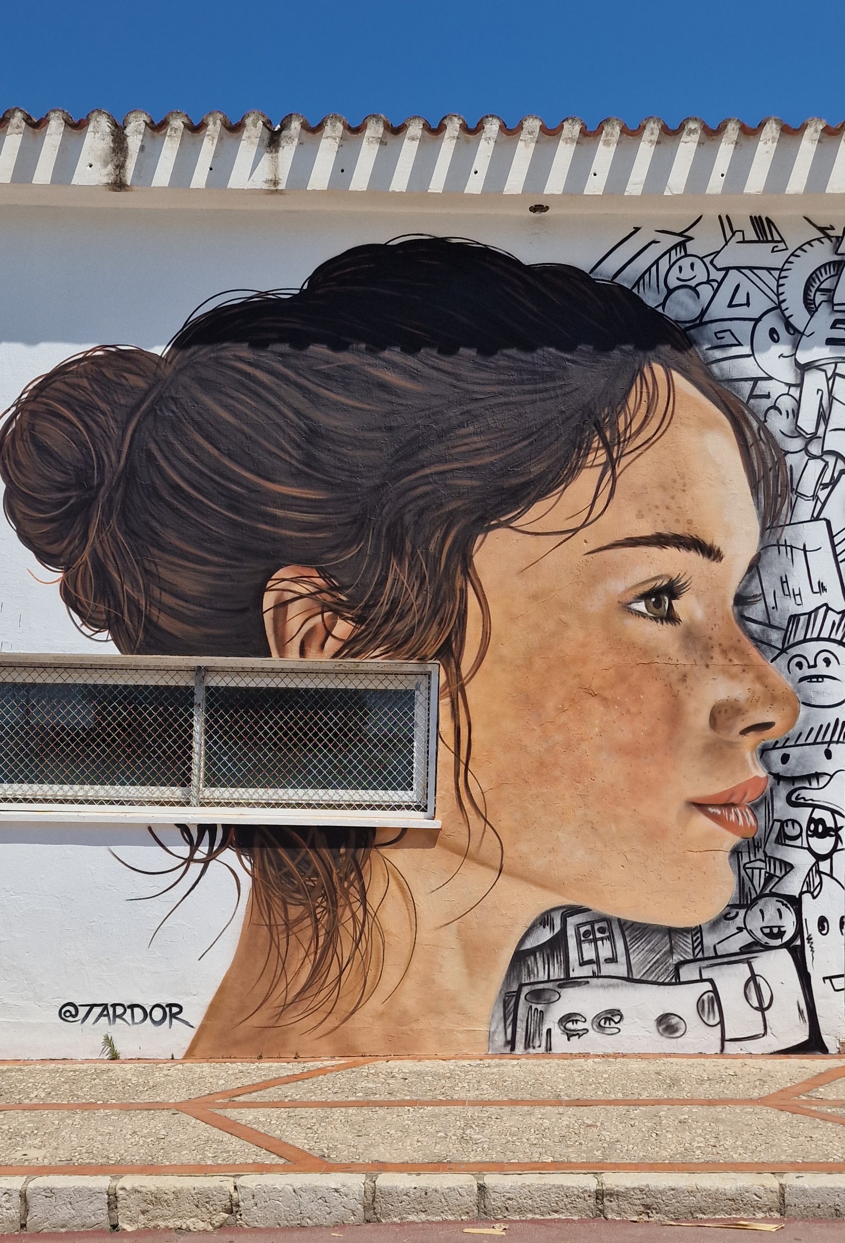 Detalle de grafismos del mural en Casal Jove Dénia, arte urbano de Tardor.