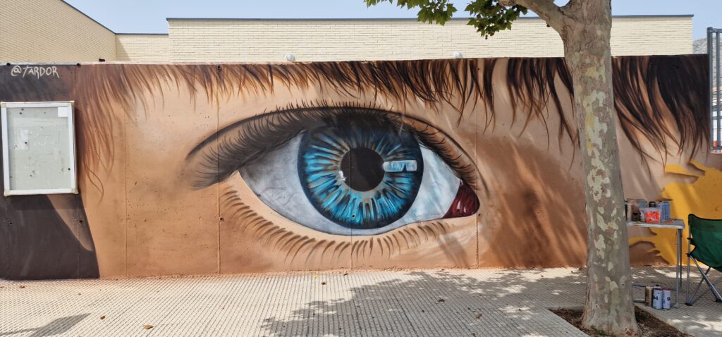 Detalle de ojos en mural escolar de Beniarbeig — arte urbano educativo de Tardor.