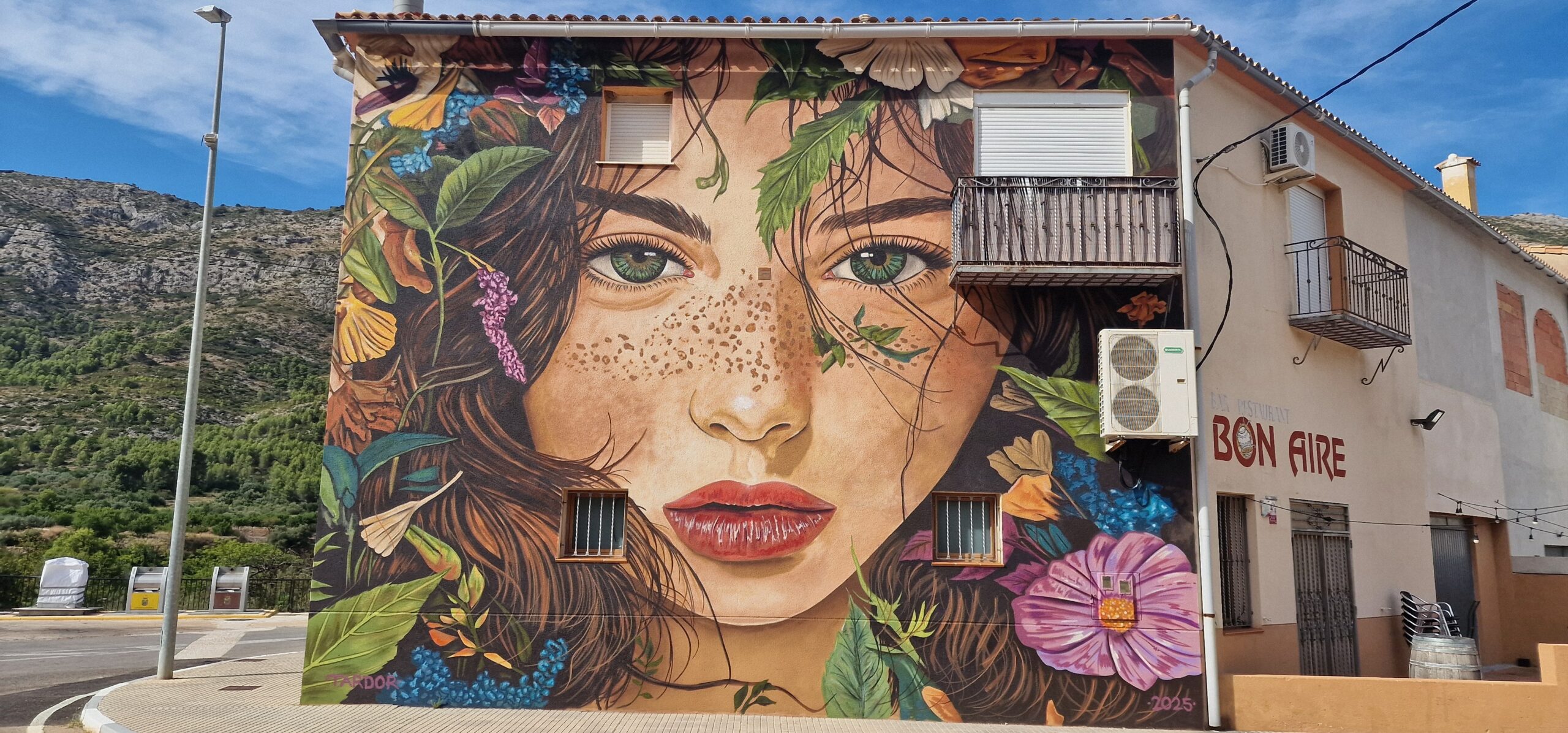 Detalle narrativo de mural urbano en Benigembla por Tardor — arte mural BIMAU.